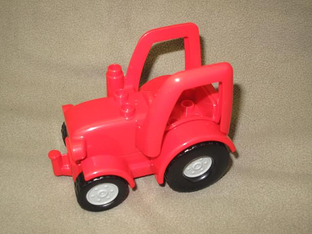 Traktor celo&egrave;erven&yacute;